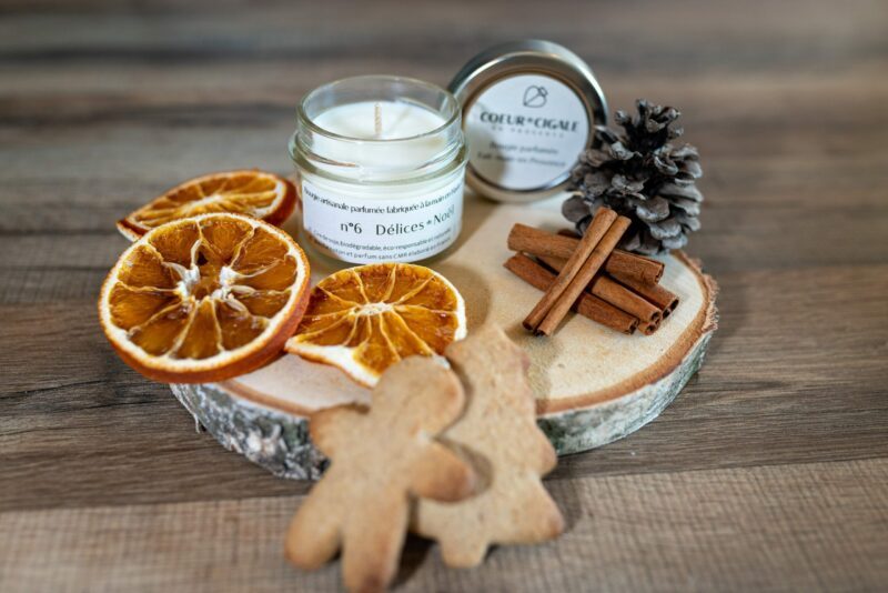 Délices de Noël : bougie artisanale parfumée à la cannelle et aux zestes d'agrumes. Fait-main en Provence.