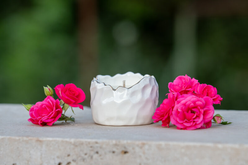 Bougie parfumée Rose coulée dans un pot en porcelaine. Cire végétale de soja.