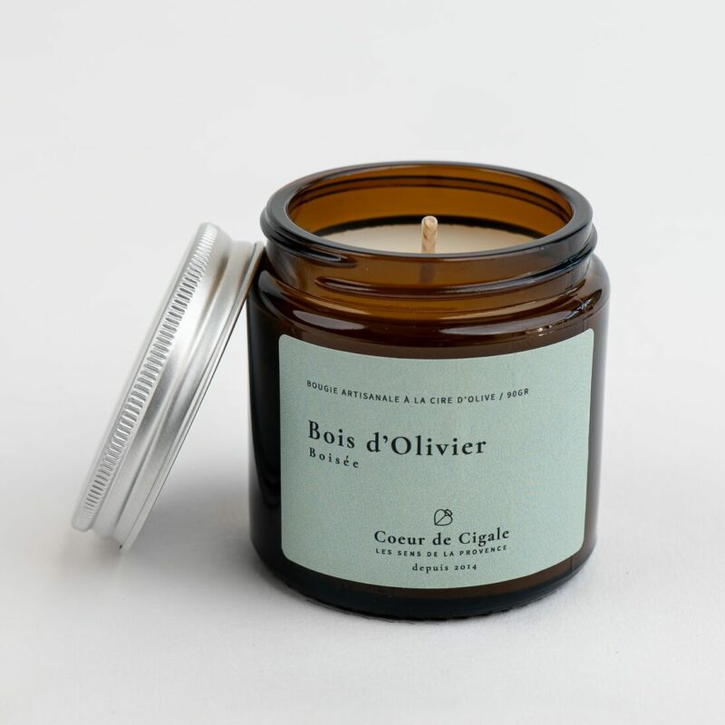 Bougie parfumée Bois d'Olivier, coulée à la main en Provence avec de la cire d'olive.