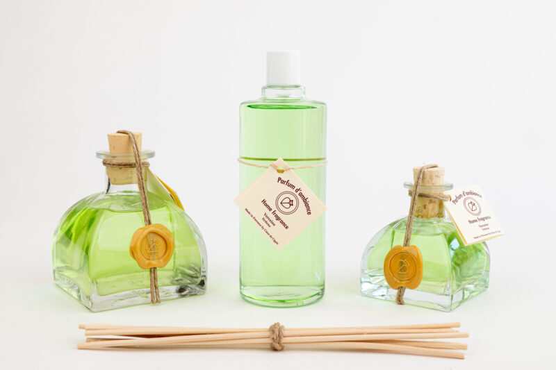 Parfum d'ambiance à bâtonnets Verveine et sa recharge. Fabriqué à la main en Provence.