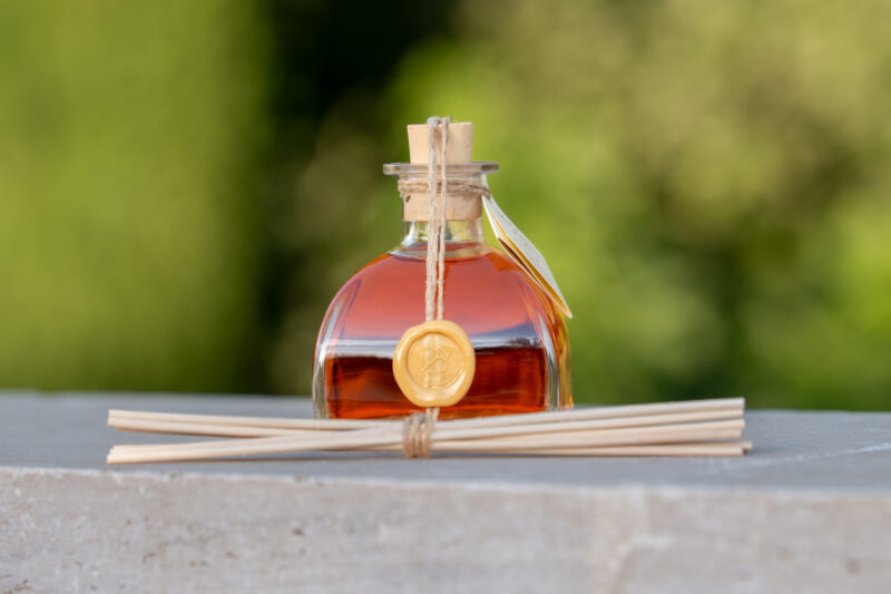 Diffuseur de parfum d'ambiance Ambre épicée. Fabriqué à la main en Provence.