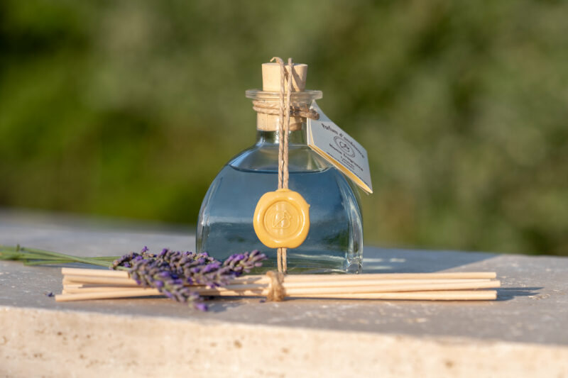 Diffuseur de parfum d'ambiance Lavande. Fabriqué à la main en Provence.