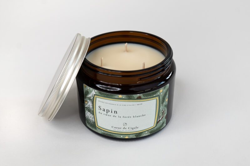 Bougie sapin, fabriquée artisanalement en Provence. Cire d'olive et fragrance de Grasse.